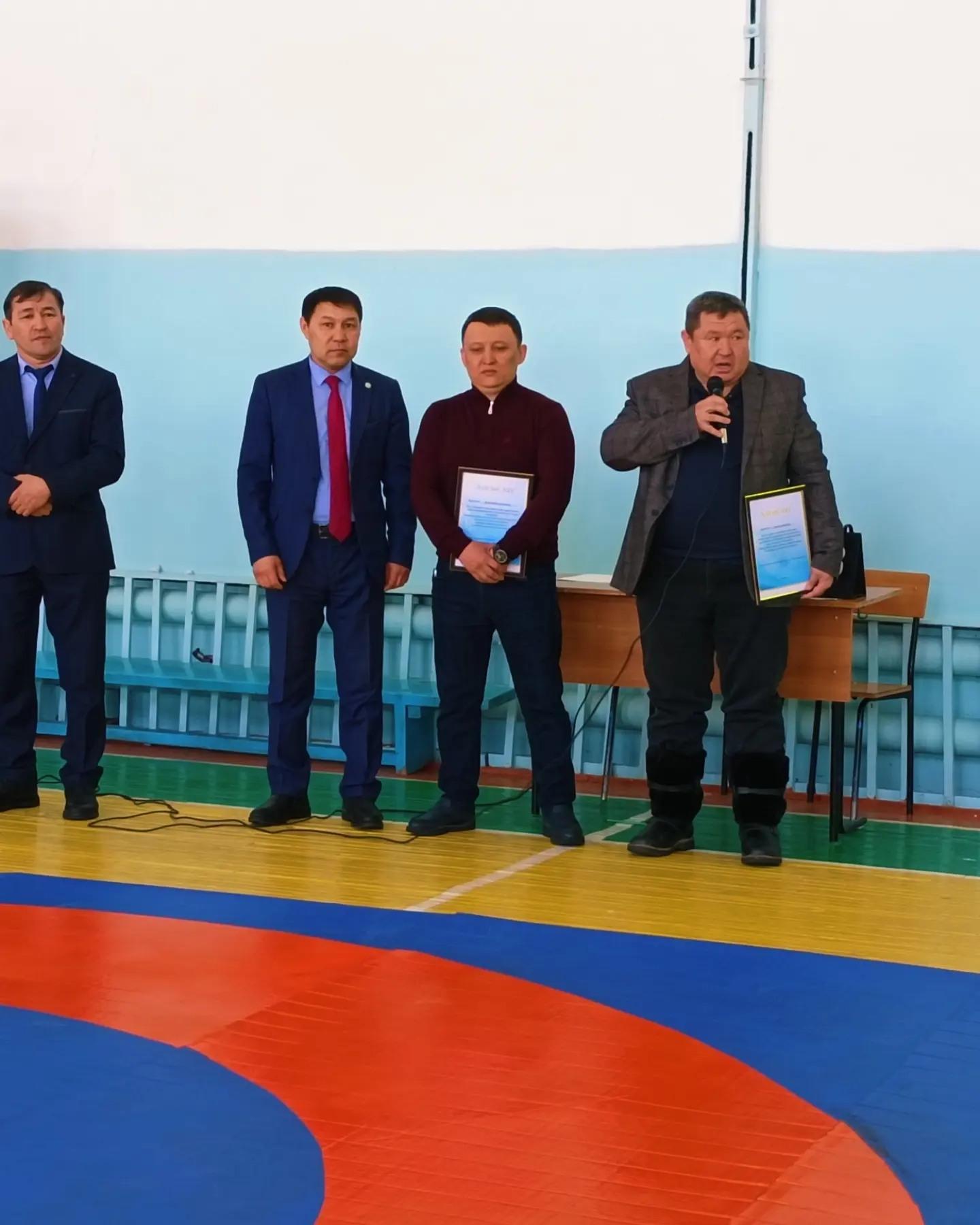 Күрес кілемін сыйға тартты